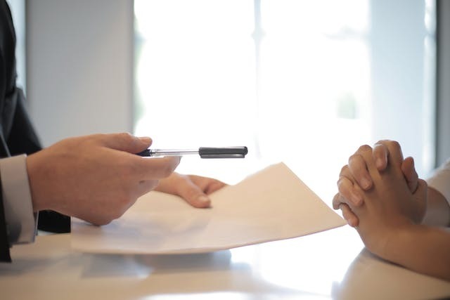 Two people are discussing the importance of a motivation letter.