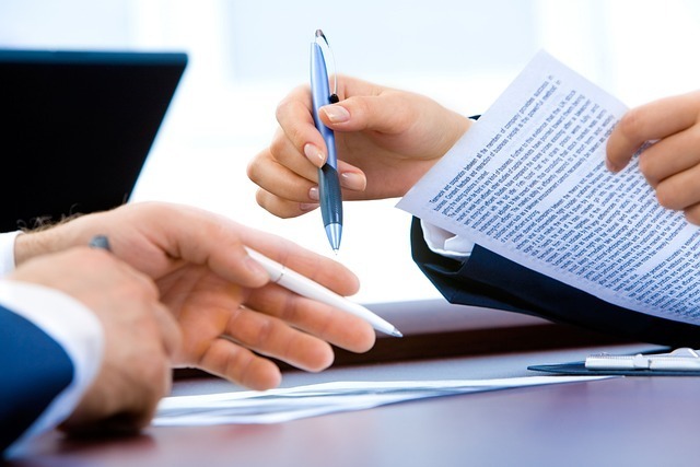 Two people discussing about the tips for writing an effective Motivation Letter