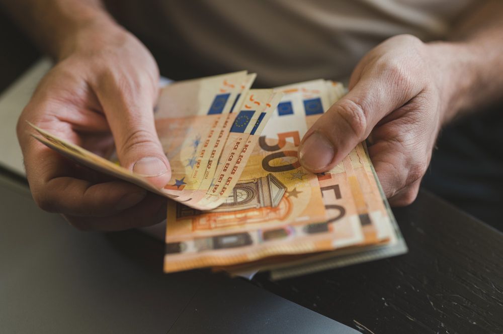 A man holding euro.